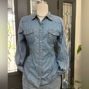 NWOT Women’s Light Wash Beaded Detail Pearl Snap Front Long Sleeve Top | Size L